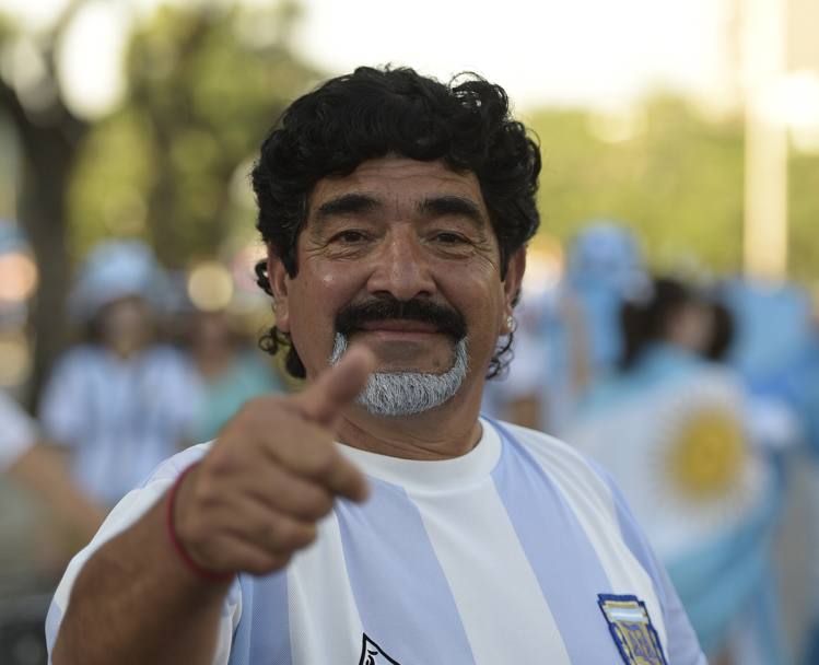 Ci somiglia, ci somiglia. Ma non è lui. Solo un tifoso-sosia di Diego Armando Maradona. Afp